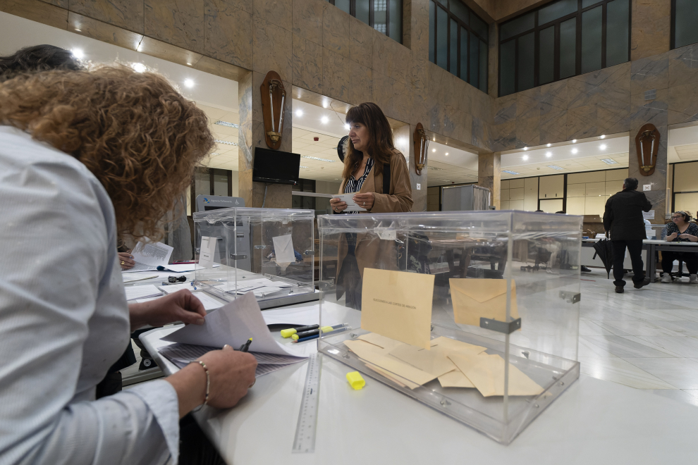 Inicio de las votaciones en un colegio electoral del centro de Teruel