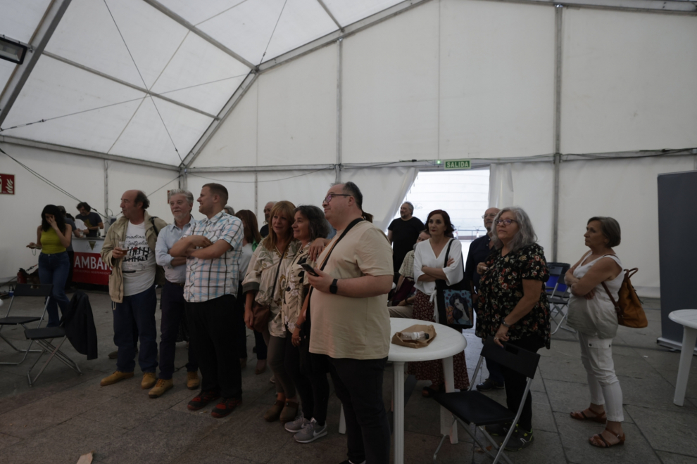 IU Aragón se reúne en una carpa frente a la delegación del Gobierno
