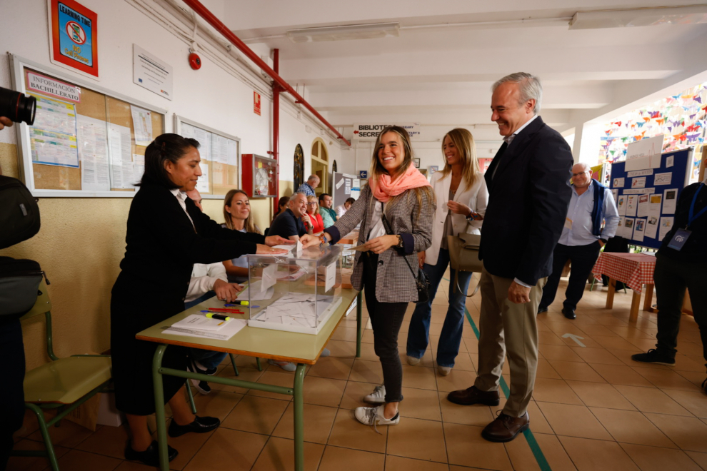 Jorge Azcón, candidato a la presidencia del Gobierno de Aragón, votando en el instituto Virgen del Pilar, en el paseo de los Reyes de Aragón, con su hija y su esposa