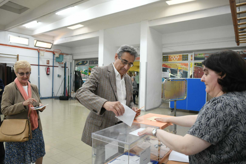 Julio Calvo, candidato municipal de Vox, votando en el colegio Félix de Azara de Zaragoza