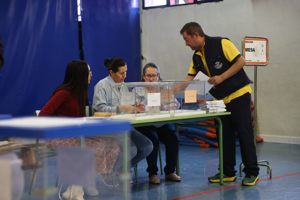 Composición de las mesas electorales en el colegio Jerónimo Blancas, en el barrio de Valdefierro de Zaragoza