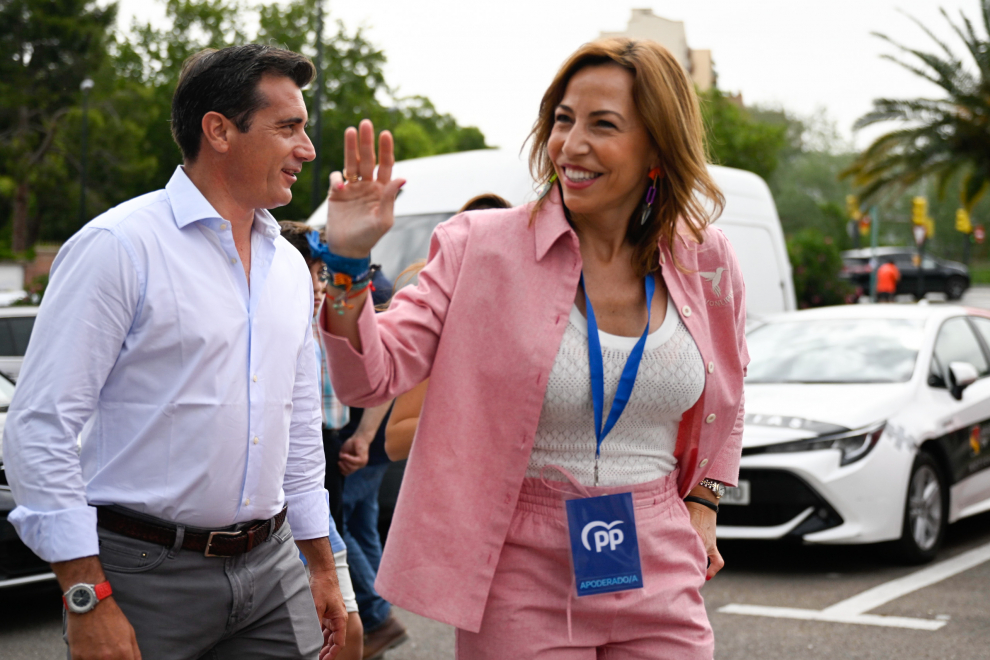 Natalia Chueca, candidata a la Alcaldía de Zaragoza por el PP, votando en el Aula de la naturaleza del Parque Grande