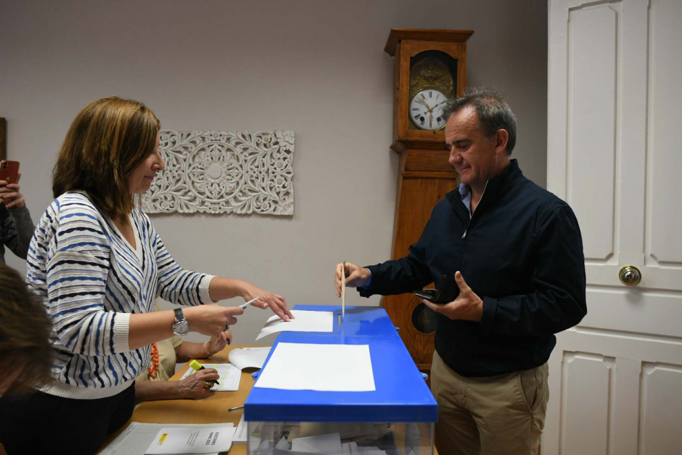 Raúl Burillo, candidato a la Alcaldía de Aragón Existe, ha votado en el colegio Cantín y Gamboa de Zaragoza