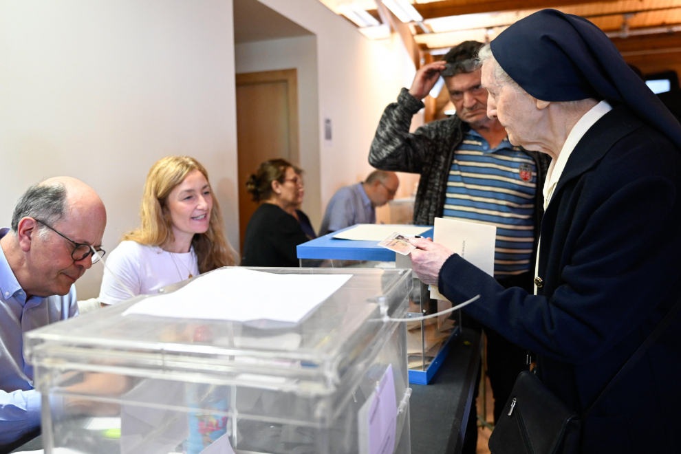 Varias monjas ejercen su derecho al voto en el Aula de la naturaleza del Parque Grande de Zaragoza