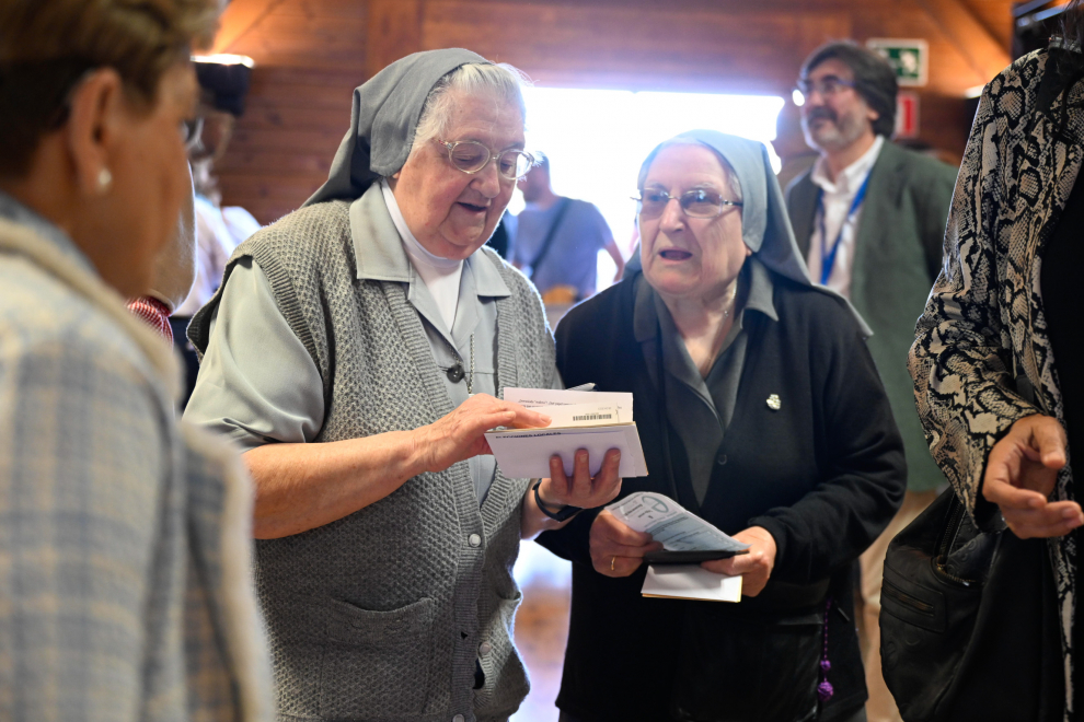 Varias monjas ejercen su derecho al voto en el Aula de la naturaleza del Parque Grande de Zaragoza