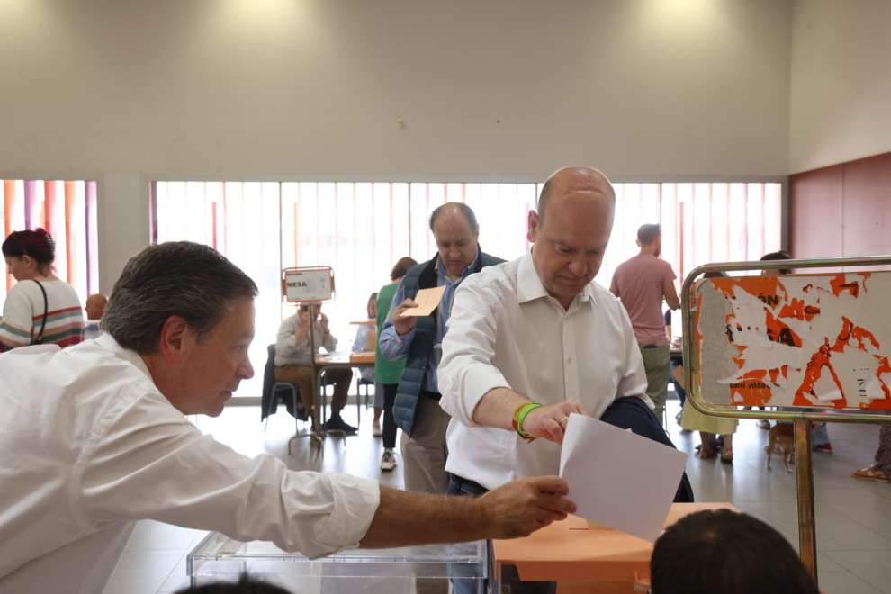 Votación del candidato de Vox a las Cortes por Zaragoza, Santiago Morón, en el colegio Rosales del Canal