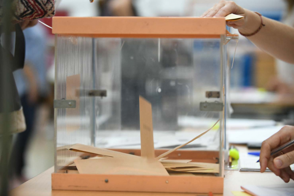 Votaciones en el colegio electoral Félix de Azara de Zaragoza.