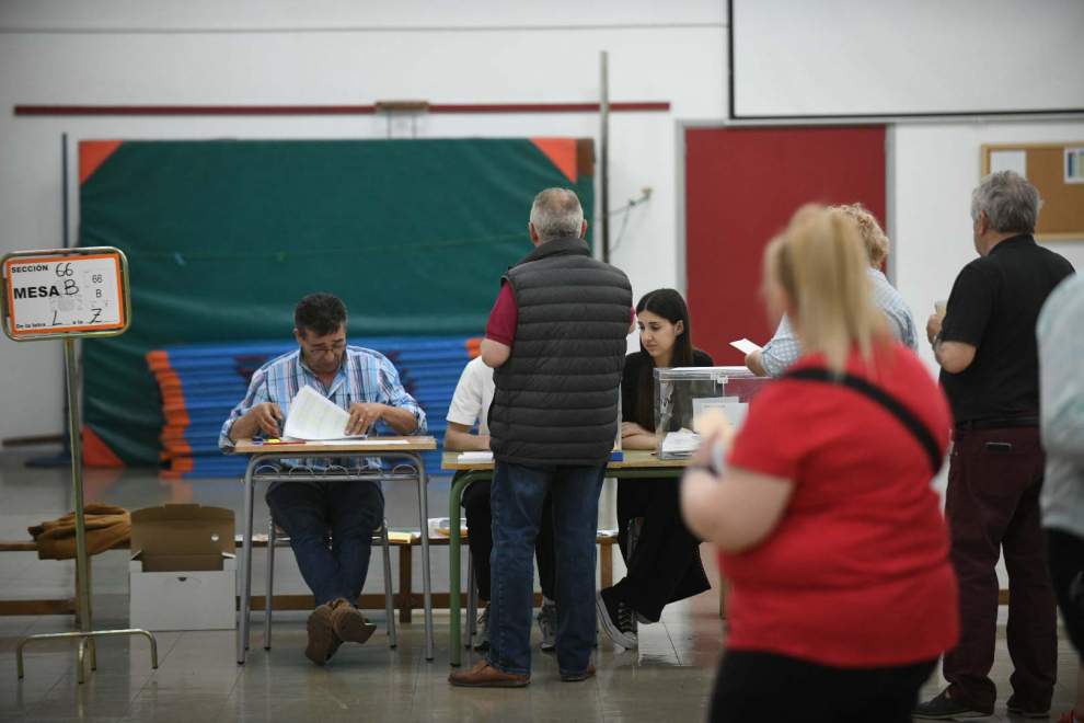 Votaciones en el colegio electoral Félix de Azara de Zaragoza.