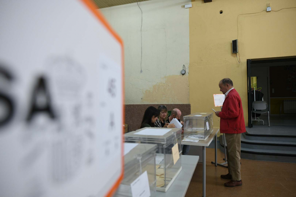 Votaciones en el colegio Inmaculada Concepción, en el centro de Zaragoza.