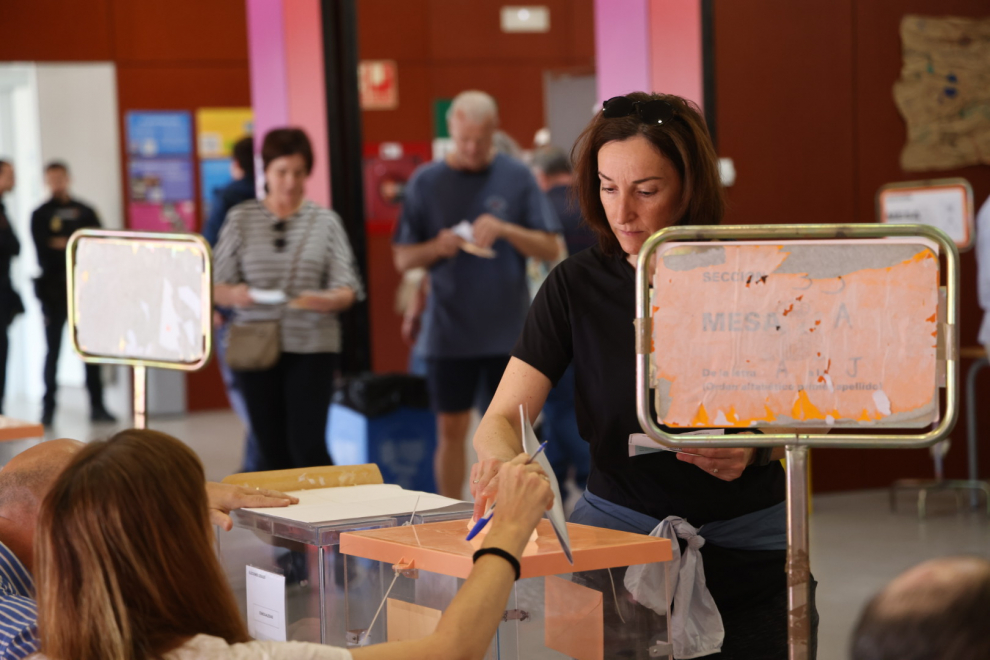 Votaciones  en el colegio Rosales del Canal de Zaragoza