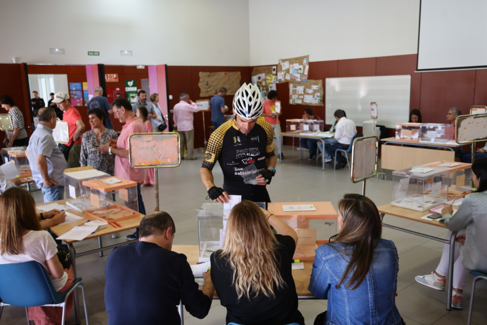 Votaciones  en el colegio Rosales del Canal de Zaragoza
