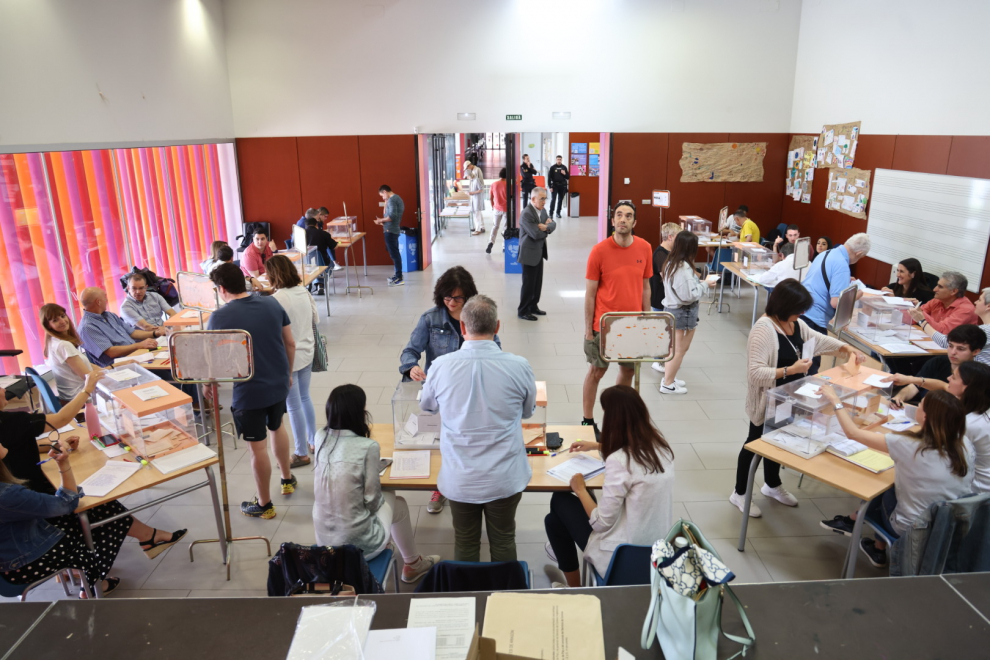 Votaciones  en el colegio Rosales del Canal de Zaragoza