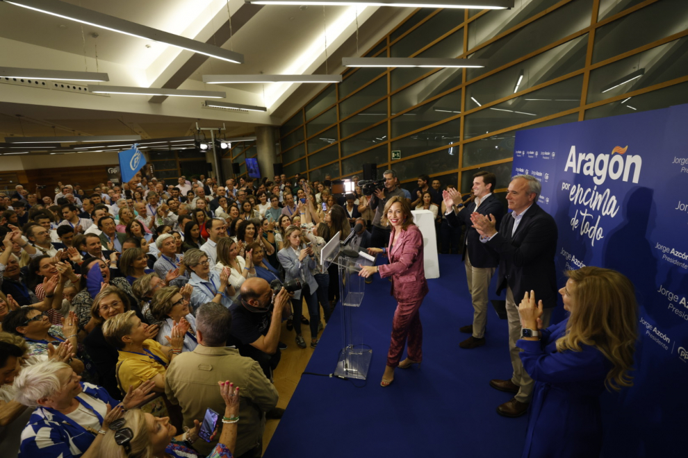 Jorge Azcón y Natalia Chueca celebran la victoria del PP en Aragón y en Zaragoza