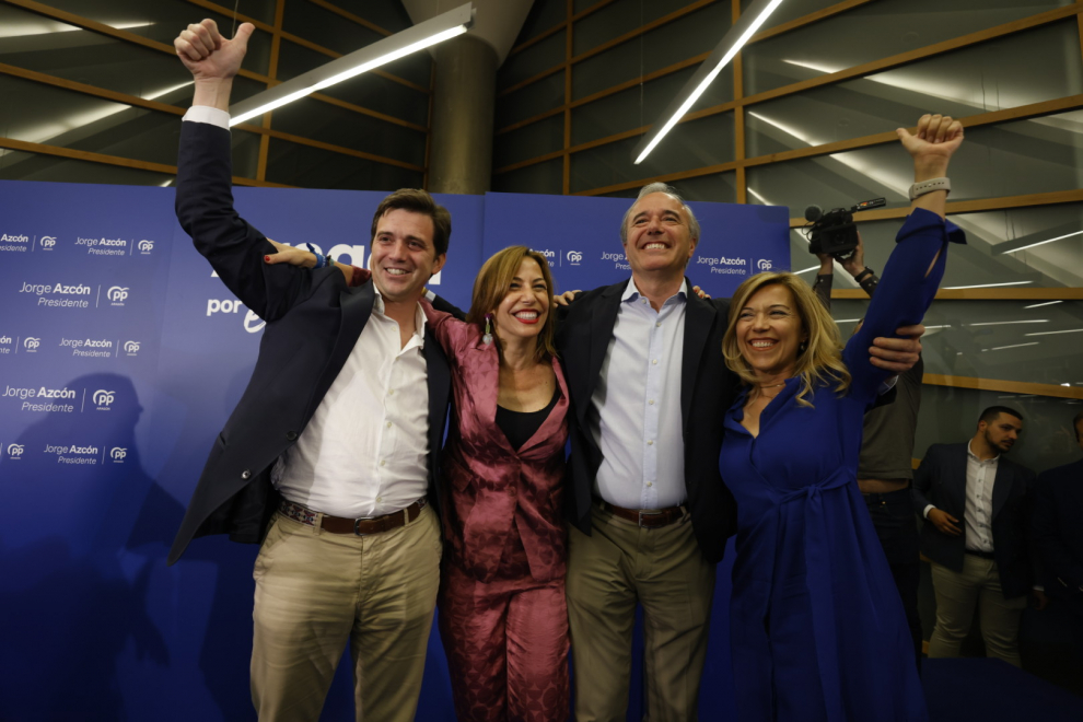 Jorge Azcón y Natalia Chueca celebran la victoria del PP en Aragón y en Zaragoza