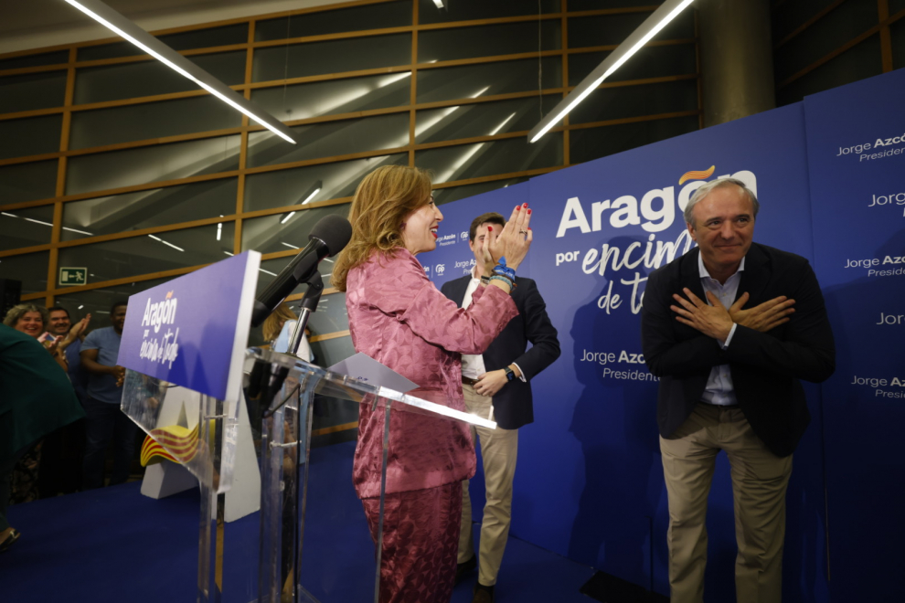 Jorge Azcón y Natalia Chueca celebran la victoria del PP en Aragón y en Zaragoza