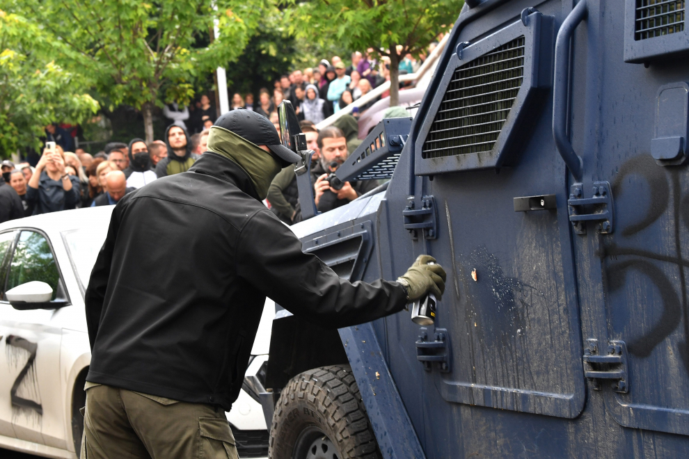 Zvecan (Serbia), 29/05/2023.- A protester throws an egg at the Kosovo special police vehicle in front of the building of the municipality in Zvecan, Kosovo, 29 May 2023. At least ten people were injured in violence between Kosovo police and ethnic Serbs in the town of Zvecan on 26 May, after protesters gathered outside state buildings while Albanian mayors were heading to assume office. (Protestas) EFE/EPA/GEORGI LICOVSKI
 KOSOVO SERBIA TENSIONS