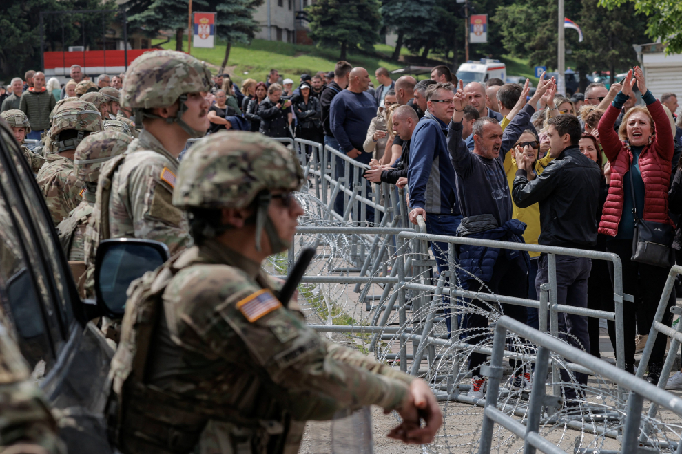 Hungarian KFOR soldiers protect the entrance of the municipality office, in the town of Zvecan, Kosovo, May 29, 2023. REUTERS/Valdrin Xhemaj NO RESALES. NO ARCHIVES. KOSOVO-SERBS/VIOLENCE
