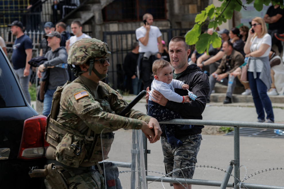 Kosovo Serbs protest as U.S. KFOR soldiers protect the entrance of the municipality office, in the town of Leposavic, Kosovo, May 29, 2023. REUTERS/Valdrin Xhemaj NO RESALES. NO ARCHIVES. KOSOVO-SERBS/VIOLENCE