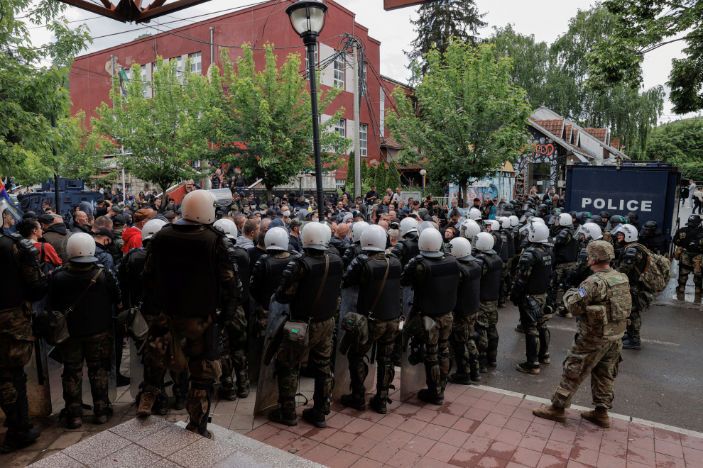Kosovo Serbs protest as U.S. KFOR soldiers protect the entrance of the municipality office, in the town of Leposavic, Kosovo, May 29, 2023. REUTERS/Valdrin Xhemaj NO RESALES. NO ARCHIVES. KOSOVO-SERBS/VIOLENCE