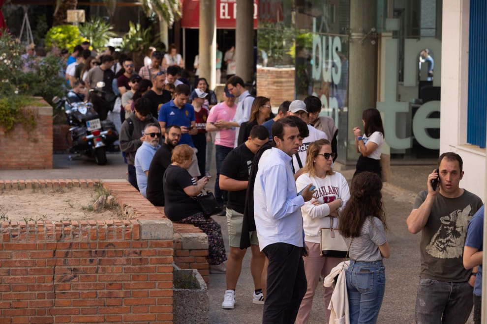Las filas, de decenas de socios, se extienden por el exterior de las oficinas.
