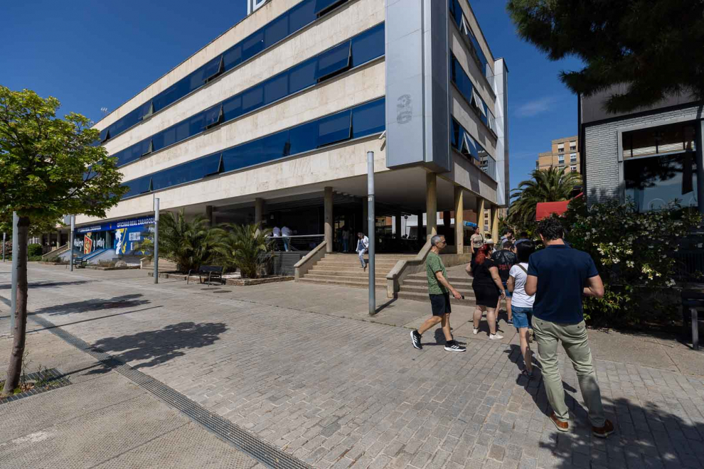 Las filas, de decenas de socios, se extienden por el exterior de las oficinas.