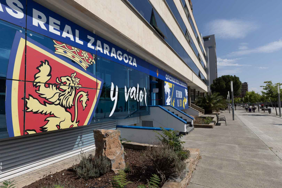 Las filas, de decenas de socios, se extienden por el exterior de las oficinas.