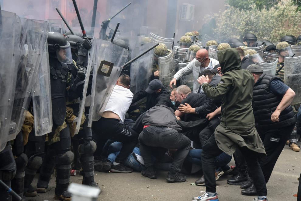 NATO Kosovo Force (KFOR) soldiers clash with local Kosovo Serb protesters at the entrance of the municipality office, in the town of Zvecan, Kosovo, May 29, 2023. REUTERS/Laura Hasani KOSOVO-SERBS/VIOLENCE