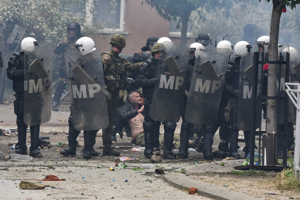 A car burns after NATO Kosovo Force (KFOR) soldiers clashed with local Kosovo Serb protesters at the entrance of the municipality office, in the town of Zvecan, Kosovo, May 29, 2023. REUTERS/Laura Hasani KOSOVO-SERBS/VIOLENCE