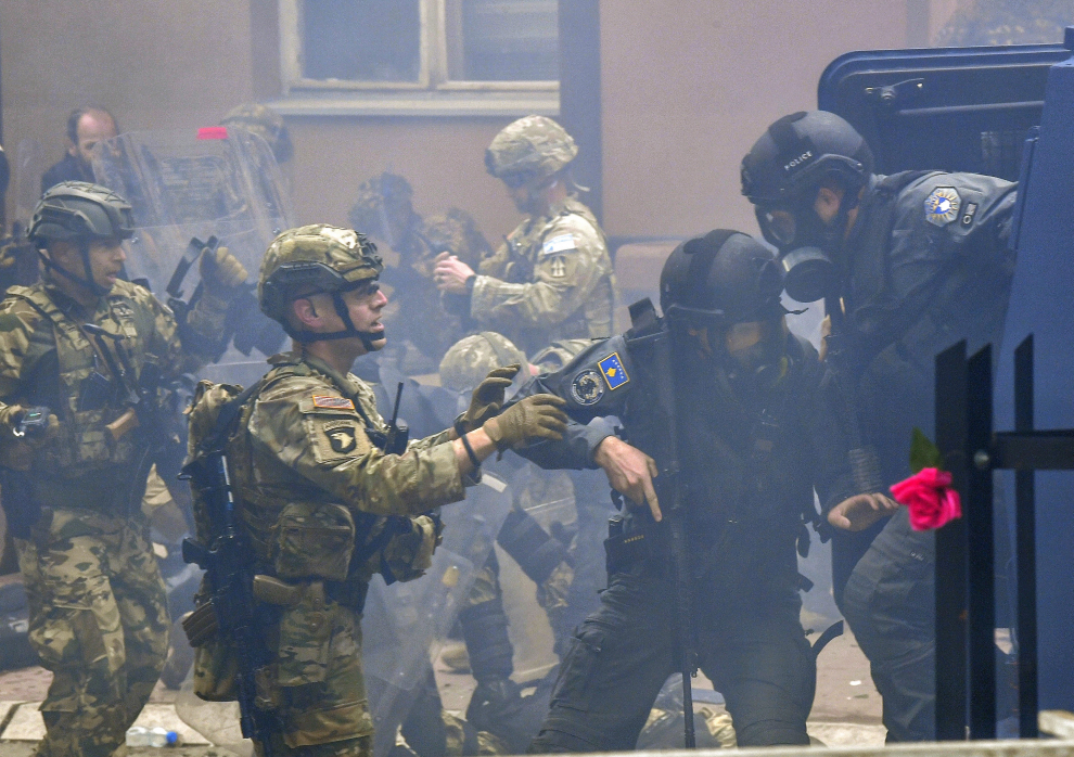 NATO Kosovo Force (KFOR) soldiers detain a local Kosovo Serb protester at the entrance of the municipality office, in the town of Zvecan, Kosovo, May 29, 2023. REUTERS/Laura Hasani KOSOVO-SERBS/VIOLENCE