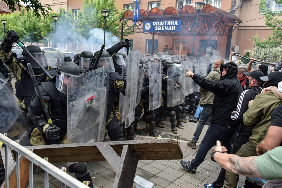 NATO Kosovo Force (KFOR) soldiers detain a local Kosovo Serb protester at the entrance of the municipality office, in the town of Zvecan, Kosovo, May 29, 2023. REUTERS/Laura Hasani KOSOVO-SERBS/VIOLENCE