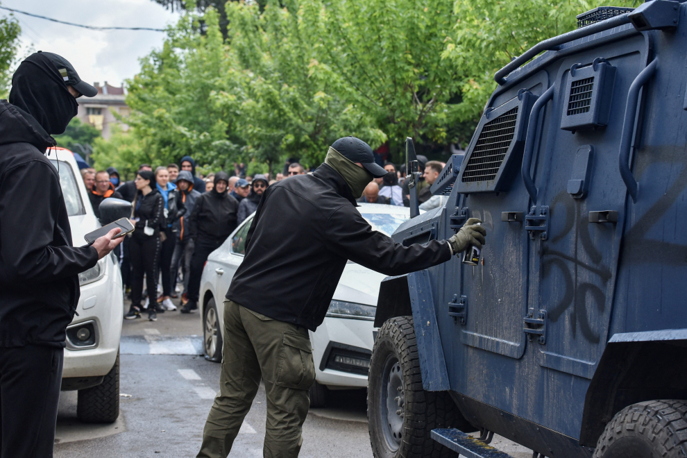 NATO Kosovo Force (KFOR) soldiers clash with local Kosovo Serb protesters at the entrance of the municipality office, in the town of Zvecan, Kosovo, May 29, 2023. REUTERS/Laura Hasani KOSOVO-SERBS/VIOLENCE
