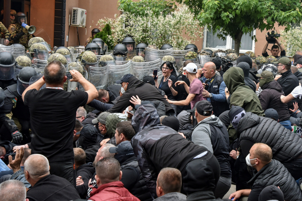 NATO Kosovo Force (KFOR) soldiers clash with local Kosovo Serb protesters at the entrance of the municipality office, in the town of Zvecan, Kosovo, May 29, 2023. REUTERS/Laura Hasani KOSOVO-SERBS/VIOLENCE