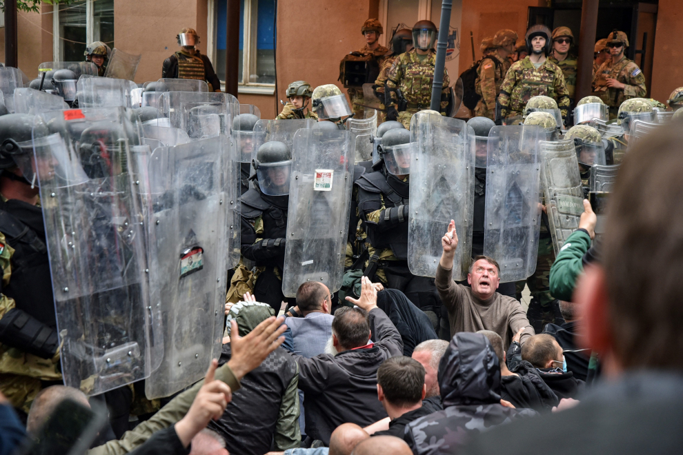Local Kosovo Serb protesters sit on the ground in front of NATO Kosovo Force (KFOR) soldiers in the town of Zvecan, Kosovo, May 29, 2023. REUTERS/Laura Hasani KOSOVO-SERBS/VIOLENCE