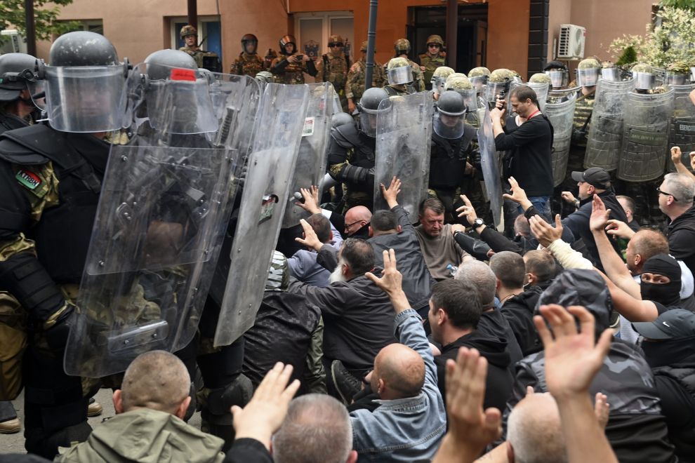 NATO Kosovo Force (KFOR) soldiers clash with local Kosovo Serb protesters at the entrance of the municipality office, in the town of Zvecan, Kosovo, May 29, 2023. REUTERS/Laura Hasani     TPX IMAGES OF THE DAY KOSOVO-SERBS/VIOLENCE