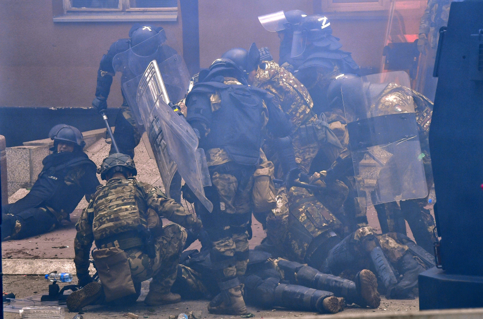 NATO Kosovo Force (KFOR) soldiers clash with local Kosovo Serb protesters at the entrance of the municipality office, in the town of Zvecan, Kosovo, May 29, 2023. REUTERS/Laura Hasani     TPX IMAGES OF THE DAY KOSOVO-SERBS/VIOLENCE