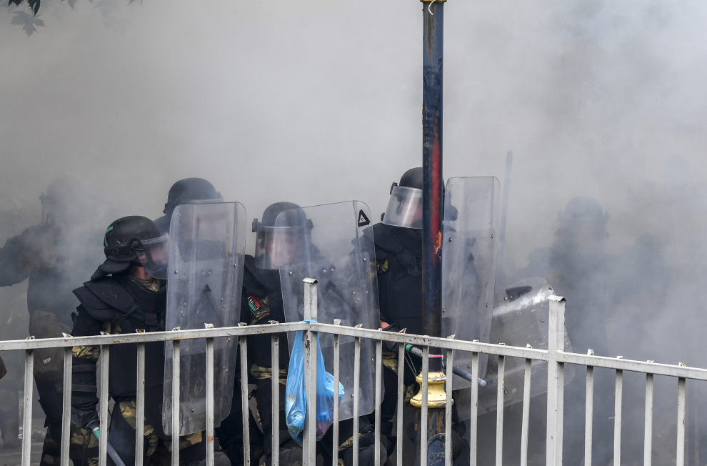 NATO Kosovo Force (KFOR) soldiers clash with local Kosovo Serb protesters at the entrance of the municipality office, in the town of Zvecan, Kosovo, May 29, 2023. REUTERS/Laura Hasani TPX IMAGES OF THE DAY KOSOVO-SERBS/VIOLENCE