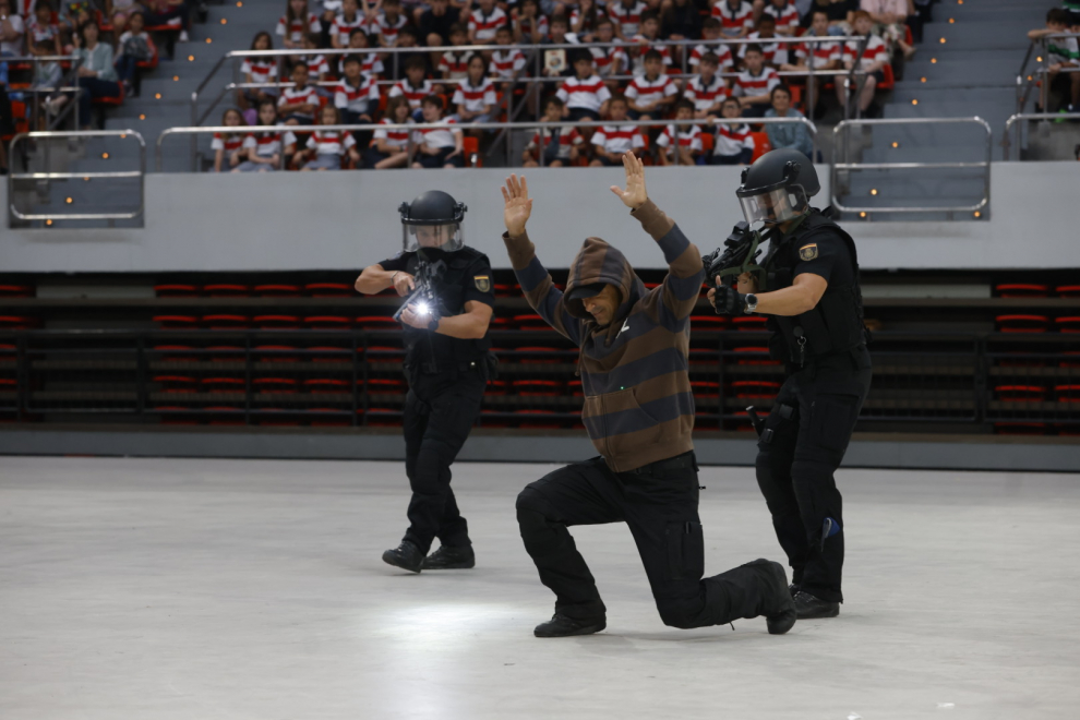 La Policía Nacional exhibe sus medios a la comunidad educativa