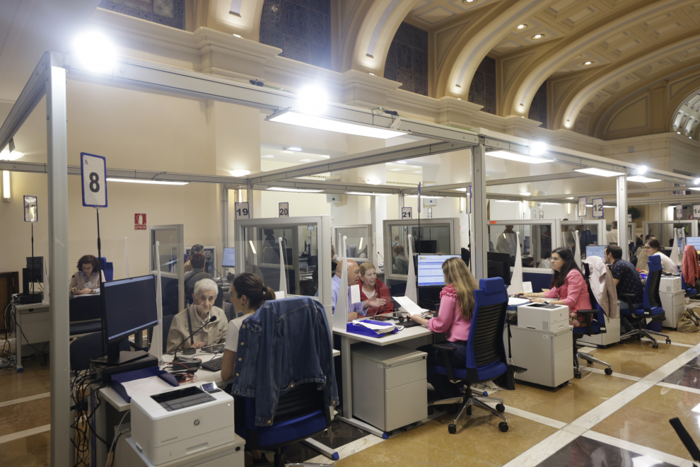 Primer día de la atención en el servicio de cita previa de la Agencia Tributaria en Zaragoza.