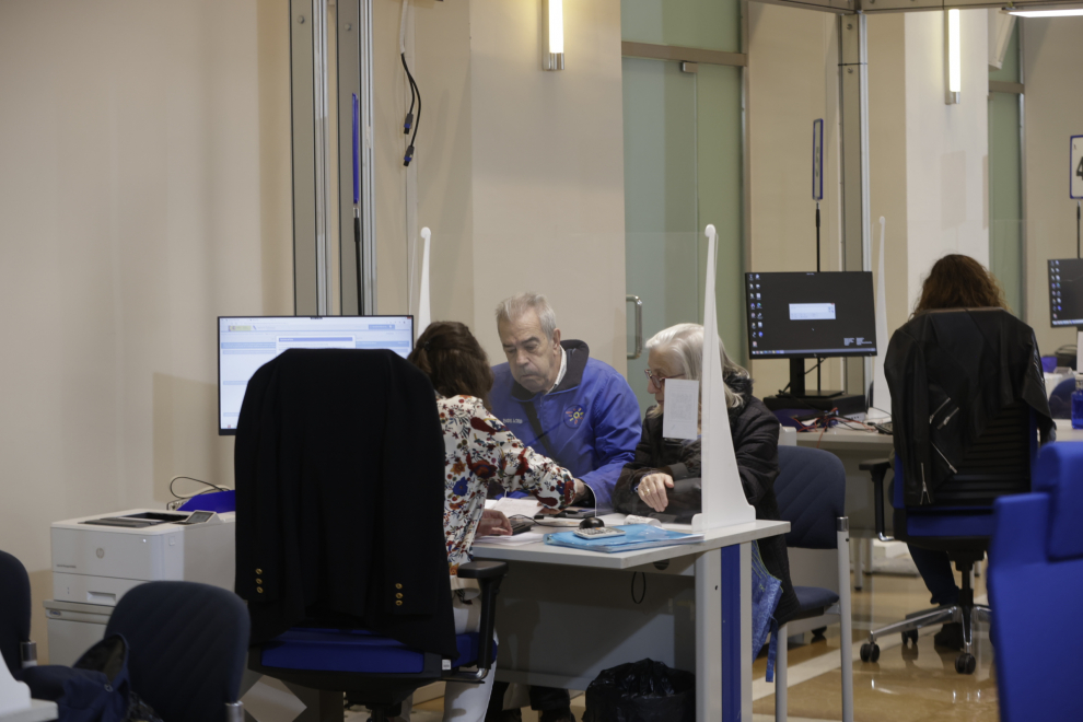 Primer día de la atención en el servicio de cita previa de la Agencia Tributaria en Zaragoza.