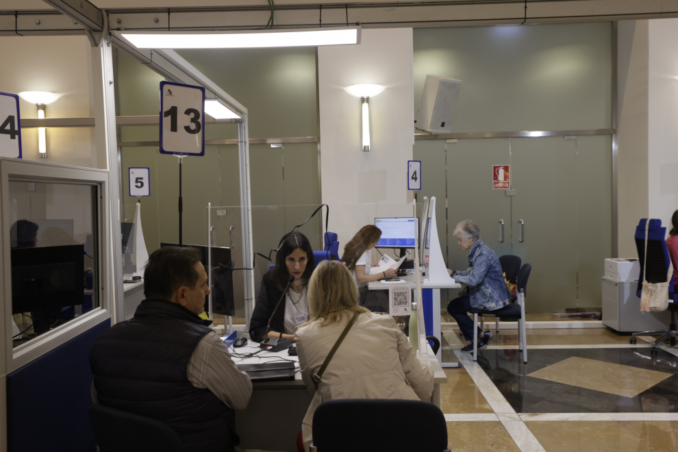 Primer día de la atención en el servicio de cita previa de la Agencia Tributaria en Zaragoza.