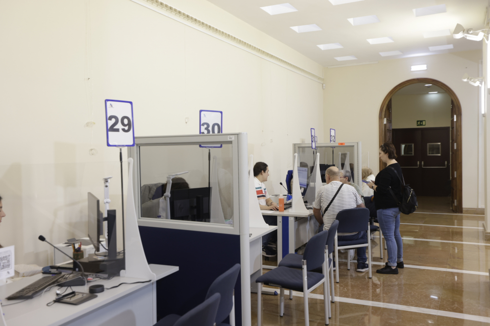 Primer día de la atención en el servicio de cita previa de la Agencia Tributaria en Zaragoza.