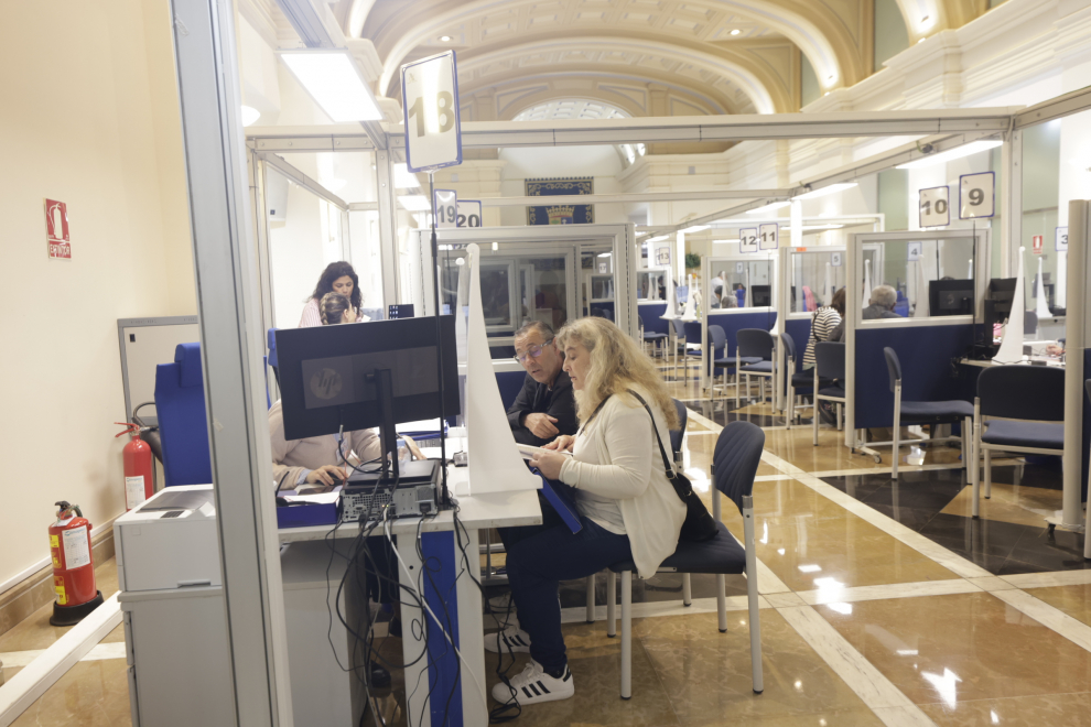 Primer día de la atención en el servicio de cita previa de la Agencia Tributaria en Zaragoza.
