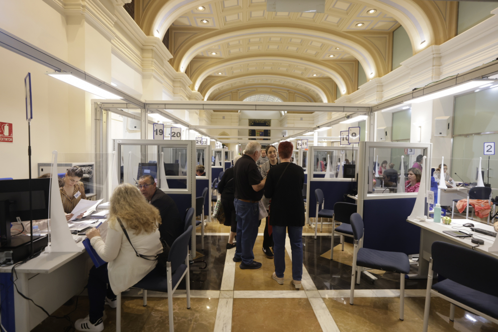 Primer día de la atención en el servicio de cita previa de la Agencia Tributaria en Zaragoza.