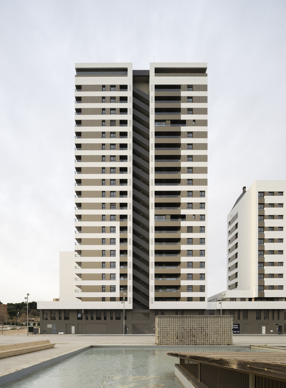 Son 198 pisos de 2, 3 y 4 habitaciones, con dos baños. La torre principal tiene 20 plantas.
