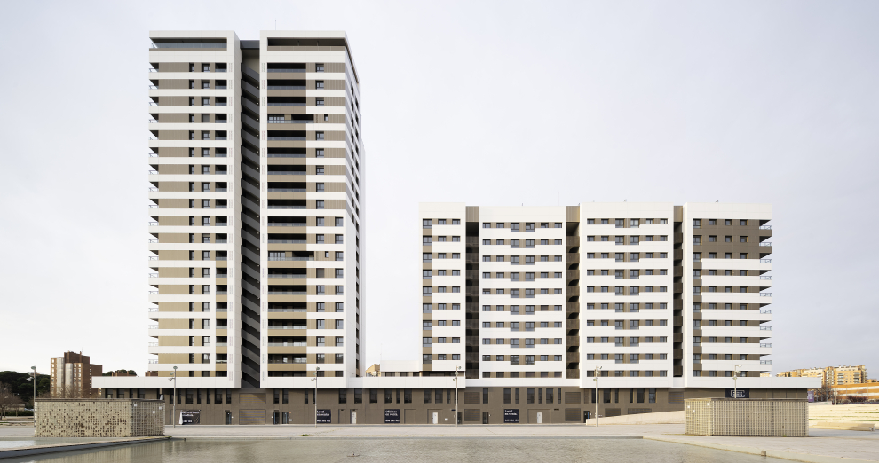 Son 198 pisos de 2, 3 y 4 habitaciones, con dos baños. La torre principal tiene 20 plantas.