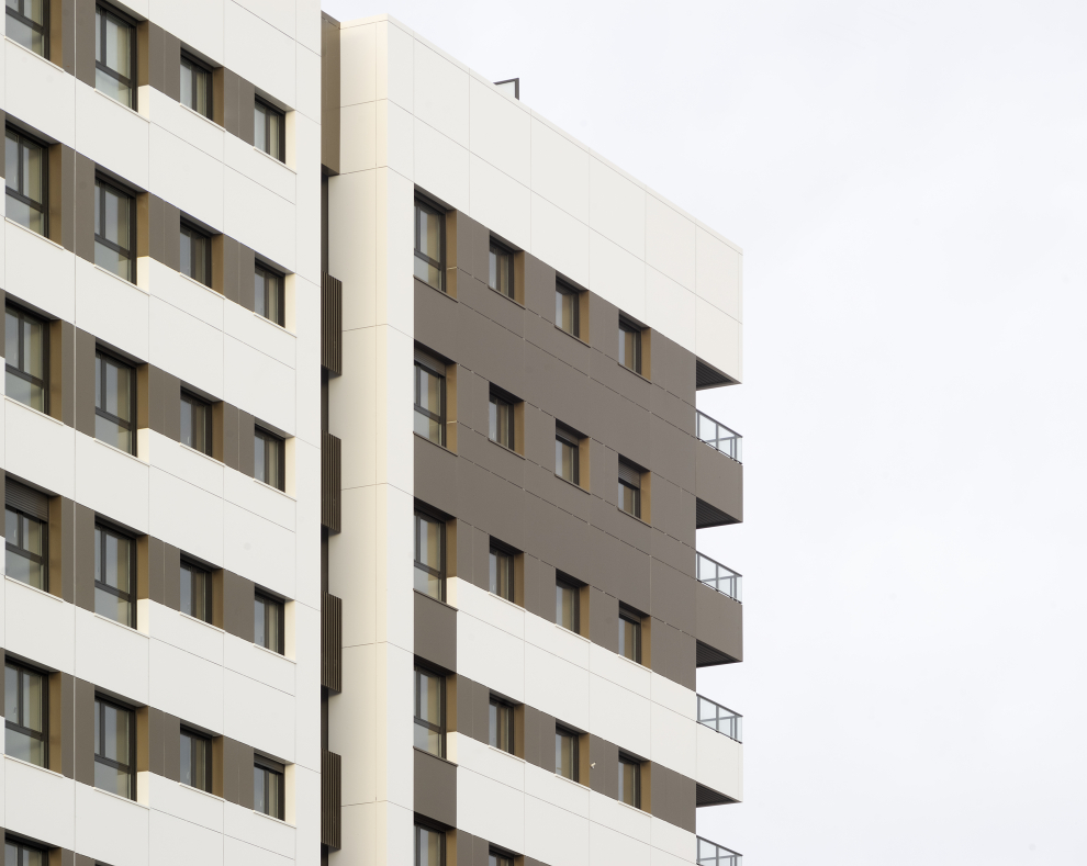 Son 198 pisos de 2, 3 y 4 habitaciones, con dos baños. La torre principal tiene 20 plantas.