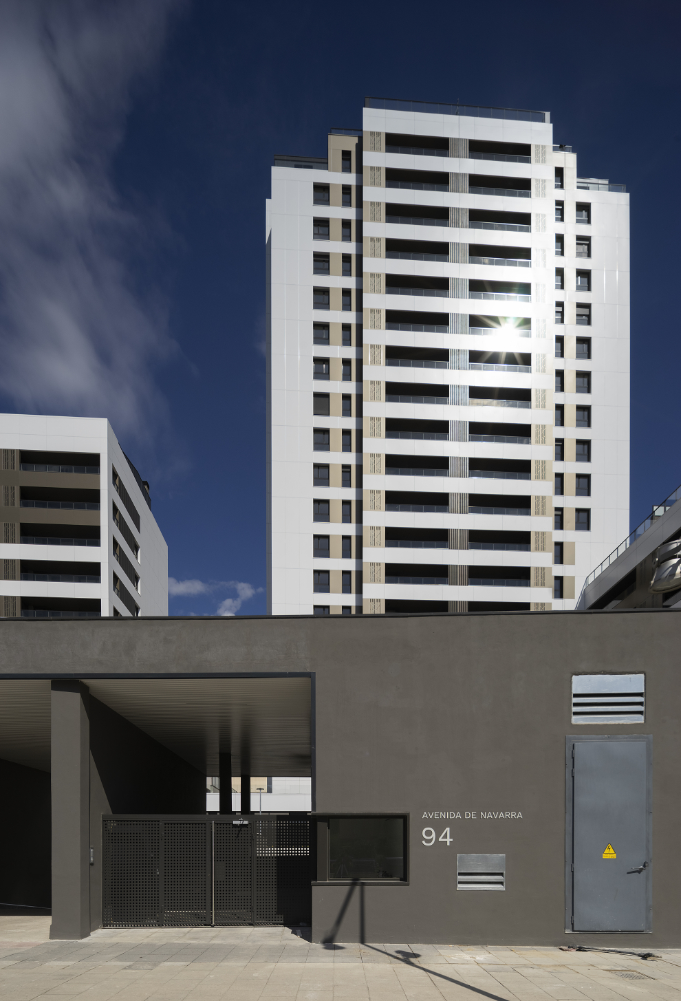 Son 198 pisos de 2, 3 y 4 habitaciones, con dos baños. La torre principal tiene 20 plantas.