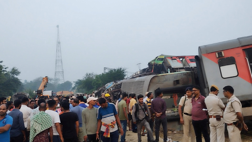 Onlookers and rescue workers stand next to damaged coaches, after trains collided in Balasore, India June 3, 2023, in this picture obtained from social media. Nantu Samui/via REUTERS  THIS IMAGE HAS BEEN SUPPLIED BY A THIRD PARTY. MANDATORY CREDIT. NO RESALES. NO ARCHIVES. INDIA-CRASH/RAIL