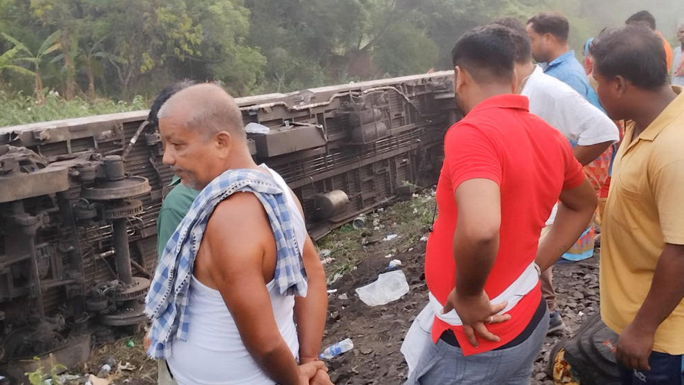 Onlookers and rescue workers stand next to damaged coaches, after trains collided in Balasore, India June 3, 2023, in this picture obtained from social media. Nantu Samui/via REUTERS  THIS IMAGE HAS BEEN SUPPLIED BY A THIRD PARTY. MANDATORY CREDIT. NO RESALES. NO ARCHIVES. INDIA-CRASH/RAIL