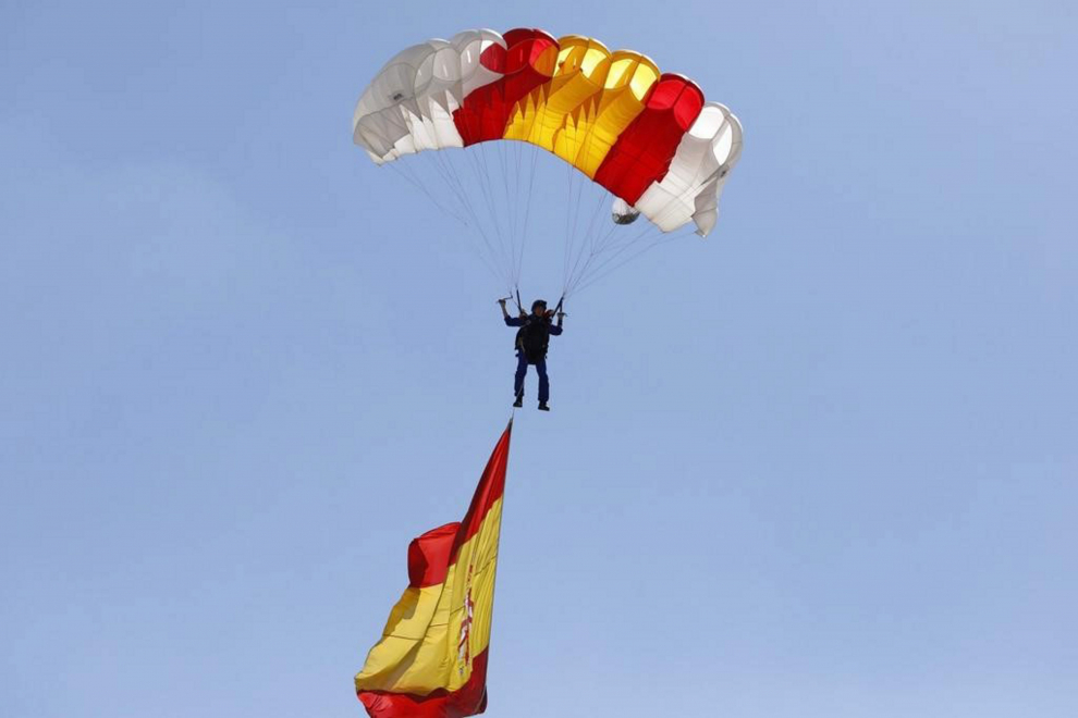 Primera mujer paracaidista en el Día de las Fuerzas Armadas